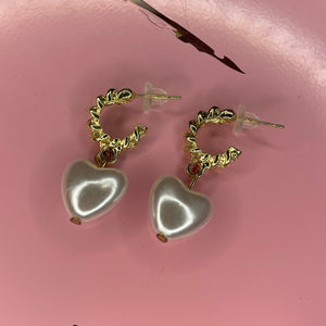 Aretes con corazón en perla - Bisutería