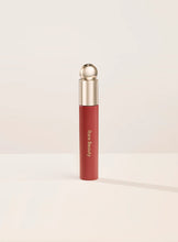 Cargar imagen en el visor de la galería, Soft pinch tinted lip oil tono Serenity - RARE BEAUTY
