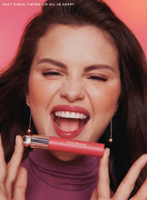 Cargar imagen en el visor de la galería, Soft pinch tinted lip oil tono Happy - RARE BEAUTY
